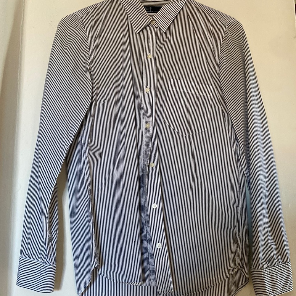 Women’s GAP black and white striped fitted button down